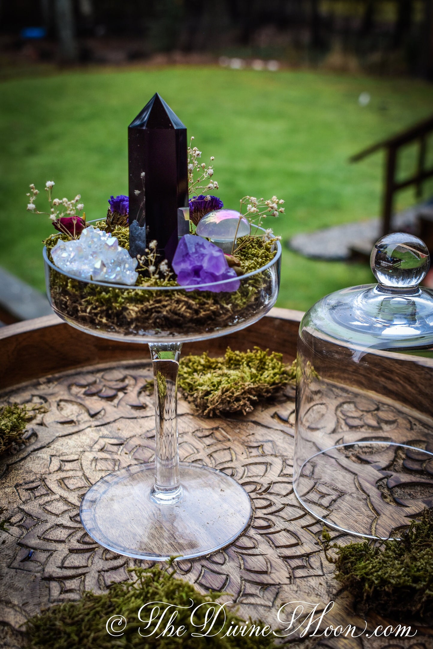 Obsidian Crystal Cloche – Glass Pedestal Garden – Element-Inspired Display – Crystal Decor – Gift for Home